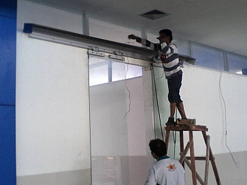 Pekerjaan Pemasangan Pintu DOUBLE SWING OTOMATIS